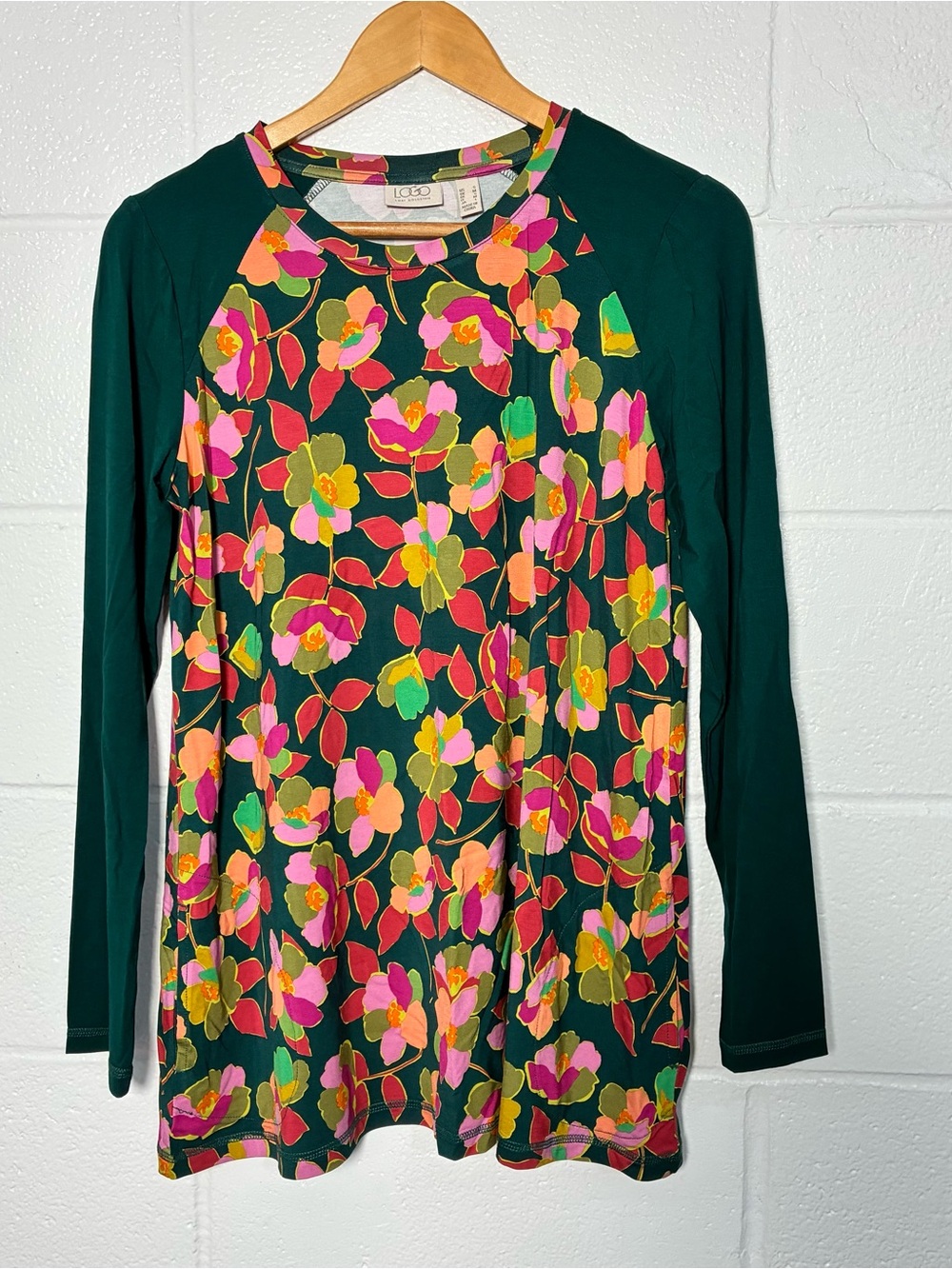 LOGO Lori Goldstein floral rayon top with pockets